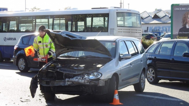 Aktuálně: U Lidlu došlo k dopravní nehodě osobního vozu s motorkářem