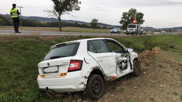 Aktuálně: Po nárazu byla Škodovka vymrštěna mimo komunikaci, dopravní nehoda omezuje provoz na Příbramsku
