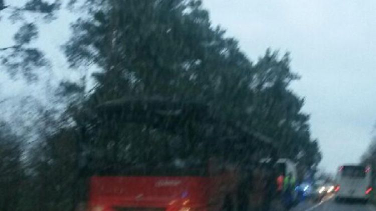 Hořící autobus uzavřel cestu na Sedlčany