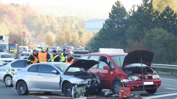 Aktuálně: Po srážce dvou vozidel kolabuje Evropská