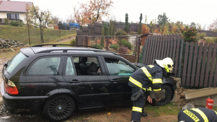 Aktuálně: Řidič BMW z místa dopravní nehody utekl,  zraněná spolucestující je v péči záchranářů