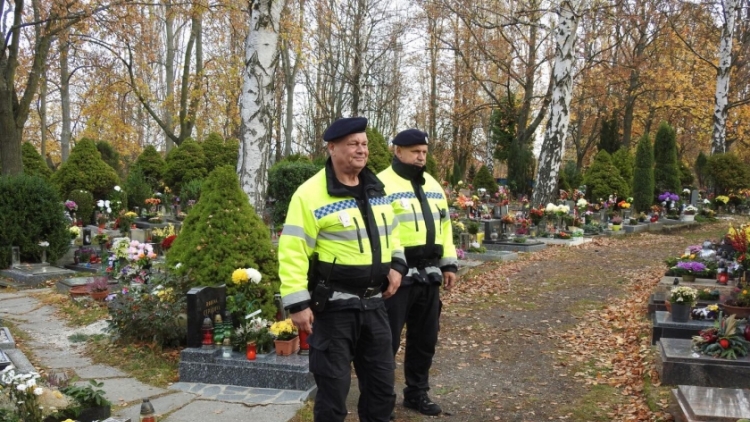 Strážníci zesílili hlídky na hřbitovech