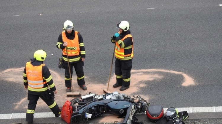 Aktuálně: Náraz motorkáře do svodidel povolal záchranné složky na dálnici D4