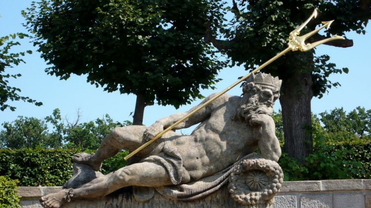 Neznámý vandal poškodil sochu v parku na Dobříši