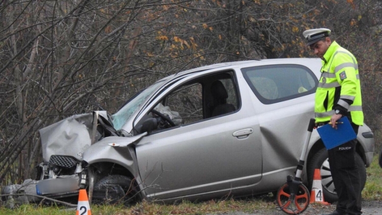 Aktuálně: Nárazem do stromu ukončil svůj život řidič na Příbramsku