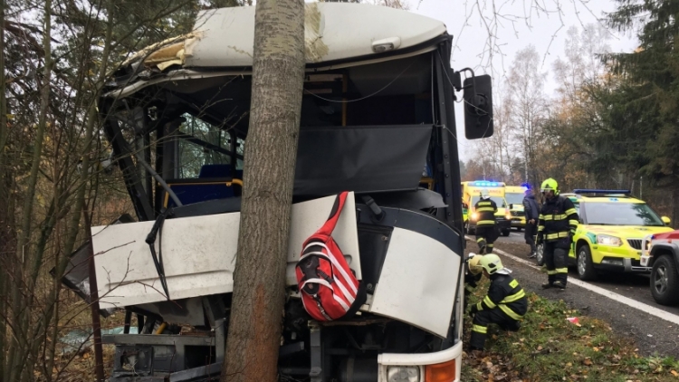Aktuálně: Na Příbramsku narazil autobus do stromu, na místě je větší počet zraněných