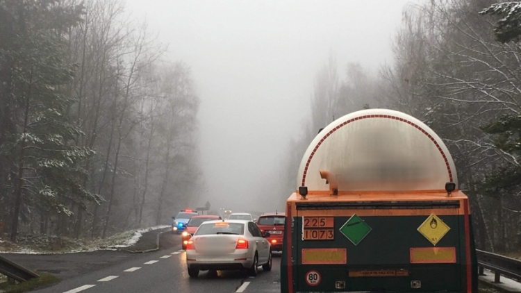 Aktuálně: Havárie cisterny a osobního vozu  zablokovala jízdní pruh u Jesenice