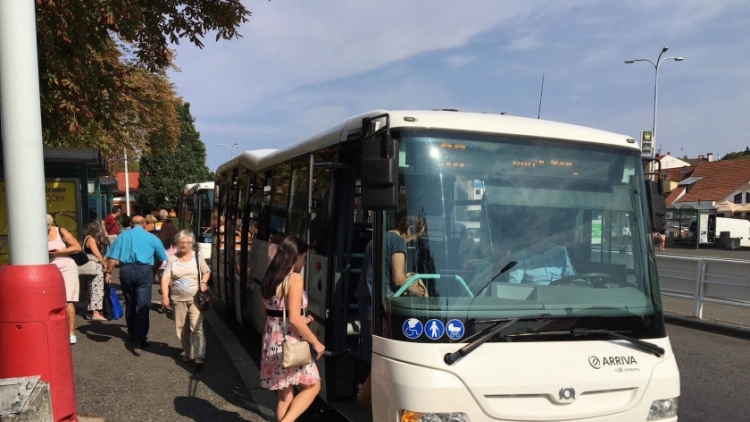 Autobusy na trase Příbram-Praha jsou nacpané k prasknutí. Co je příčinou?