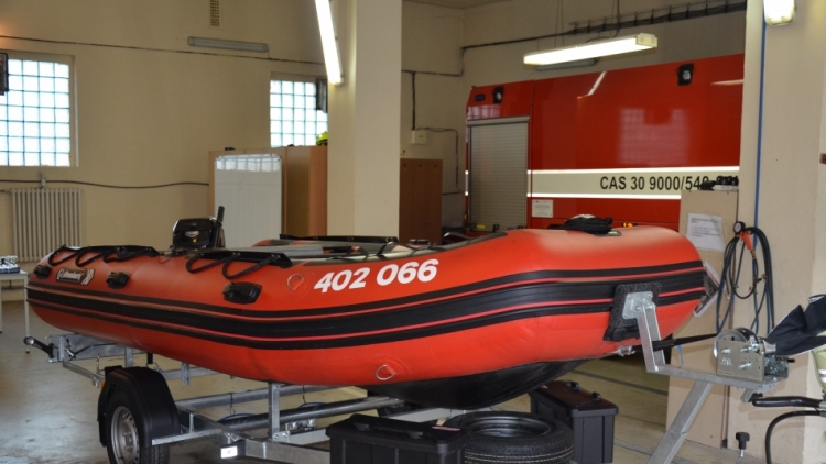 Profesionální hasiči z Dobříše dostali nový přívěs pro záchranný člun