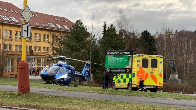Aktuálně: Po pádu dítěte z okna byl přivolán záchranářský vrtulník