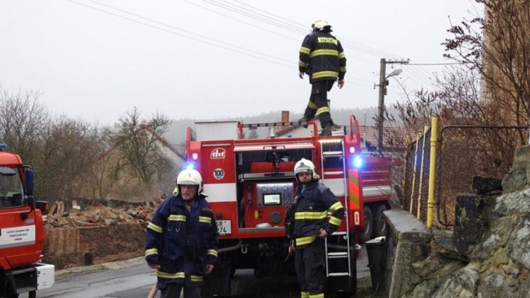 Aktuálně: Požár rodinného domu zaměstnává hasiče na Příbramsku