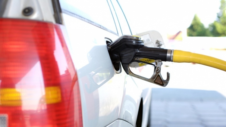 Ceny benzinu a nafty ve středních Čechách nadále klesají
