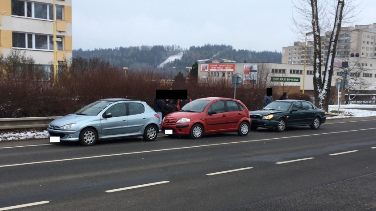 Aktuálně: Nehoda tří vozidel komplikuje dopravu v Brodské