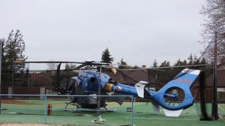 Havarovaný policejní vrtulník prohlédne technik ze zahraničí