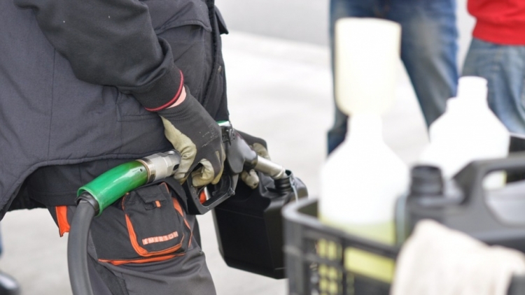 Ceny benzinu a nafty ve středních Čechách znovu zlevnily