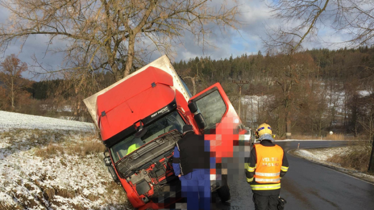 Aktuálně: Silný vítr a sníh komplikuje dopravu, u Hluboše skončil nákladní vůz v příkopu