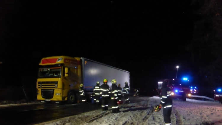 Aktuálně: Tři jednotky hasičů zasahují u požáru nákladního vozu. Hlavní tah na Plzeň je momentálně uzavřen