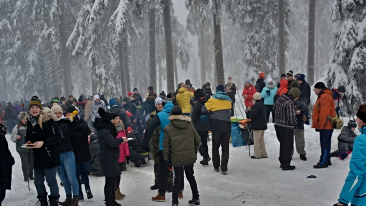 Zimní Brdy uvítaly účastníky pochodu pořádnou sněhovou nadílkou