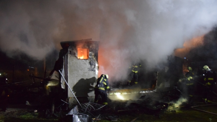 Na Živohošti byla požárem zasažena celá chata