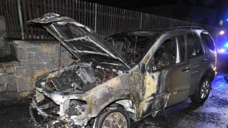 Aktuálně: Hasiči zasahují u požáru Mercedesu