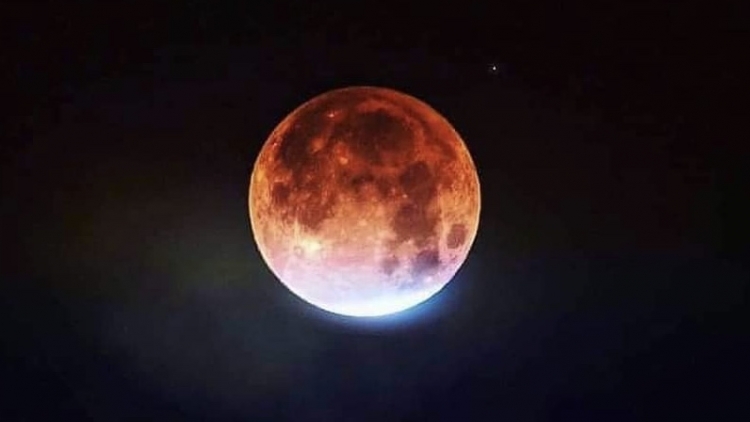 Foto dne: Dnes ráno jsme mohli sledovat úplné zatmění Měsíce