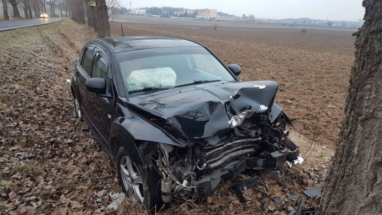 Aktuálně: Nárazem do stromu ukončil řidič jízdu u Hořovic