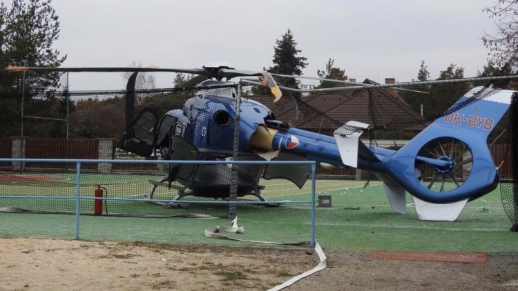 Policie stále nezná škodu na havarovaném vrtulníku