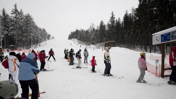 Provozovatelé lyžařských areálů spustí po Vánocích zasněžování