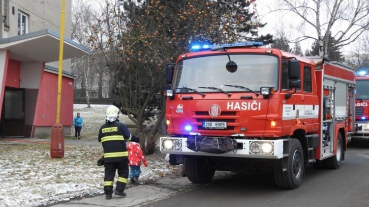 Aktuálně: Požár elektroinstalace v bytovém domě likvidují hasiči