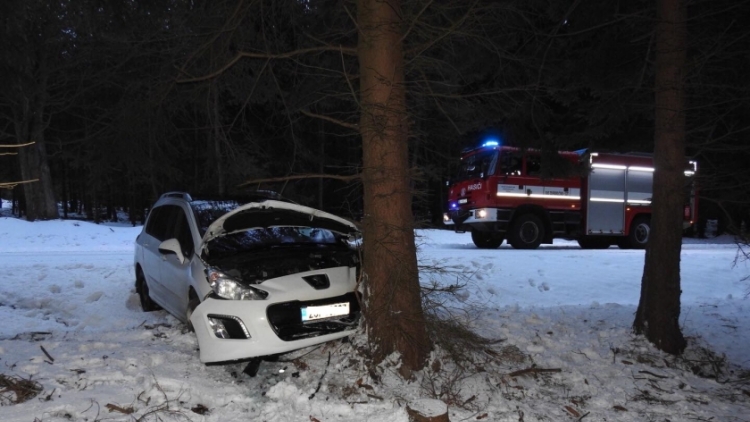 Aktuálně: U Obecnice narazil Peugeot do stromu, řidič vyvázl bez zranění