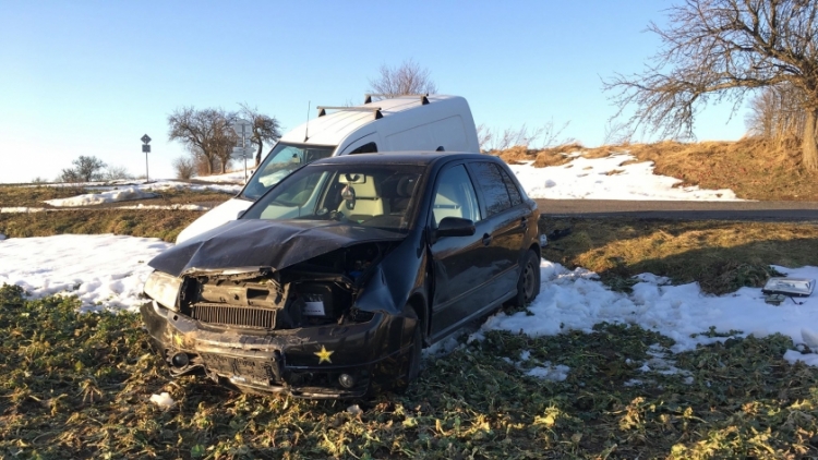 Aktuálně: U Třebska havarovaly dva vozy, oba skončily v poli