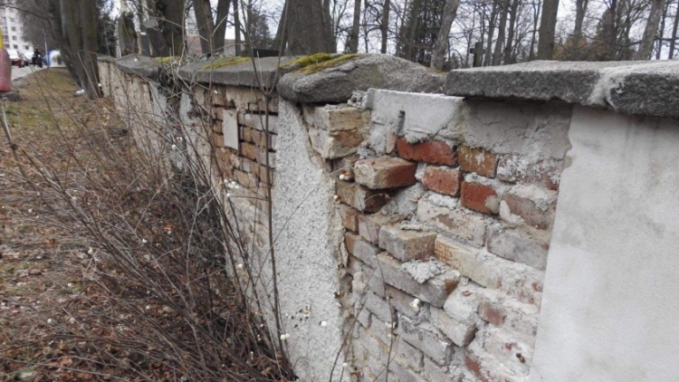 Osud zdi na březohorském hřbitově je stále ve hvězdách, začíná se rozpadat