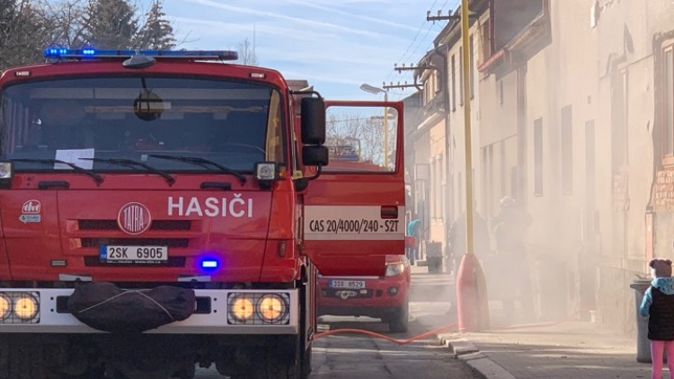 U Svaté Hory zasahují hasiči, ulice Na Leštině je nyní uzavřena