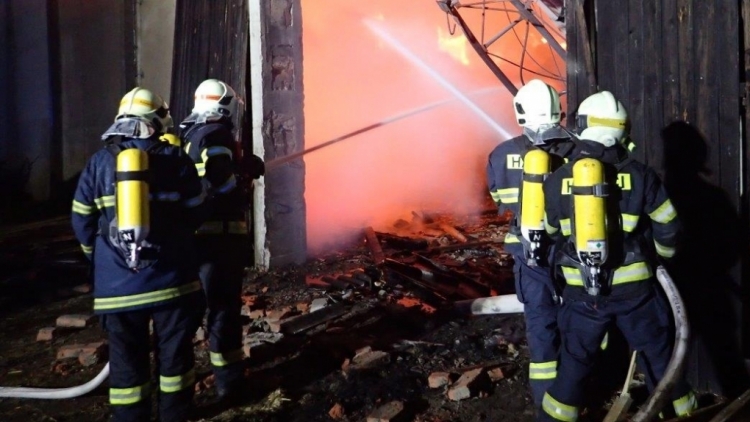 Hasiči vydali tiskovou zprávu k nočnímu požáru v Oseku