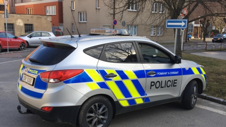 Aktuálně: Srážka osobního vozu s chodcem uzavřela Školní ulici na Dobříši