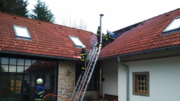 Tři jednotky hasičů likvidovaly požár rodinného domu na Příbramsku
