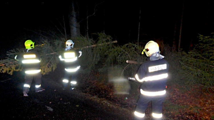 Pád stromu přes silnici si vyžádal noční výjezd hasičů