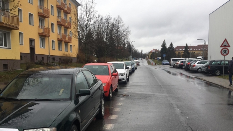 Město zpoplatní parkování v ulici Legionářů a Čs. armády