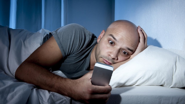 Modré světlo negativně ovlivňuje kvalitu spánku, odborníci doporučují dodržovat pravidla spánkové hygieny