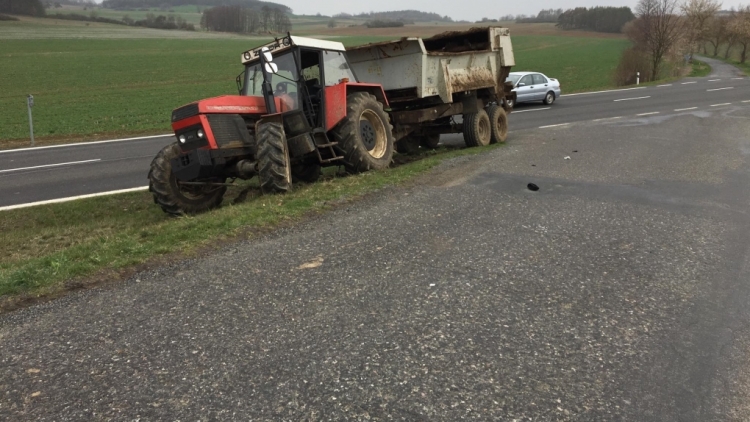 Aktuálně: U Dublovic došlo ke střetu auta s traktorem