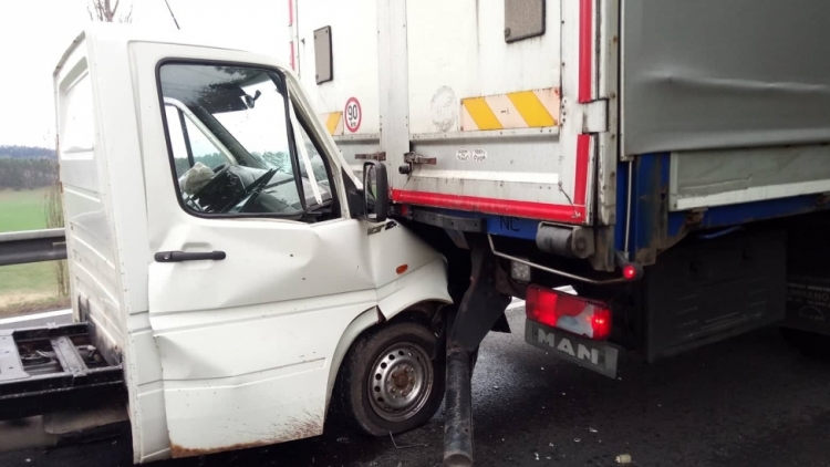 Aktuálně: Nehoda dodávky s nákladním vozem omezuje dopravu