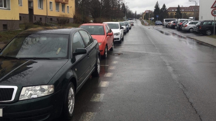 Vedení města vyřešilo parkování, zavádí „daň z přepychu“