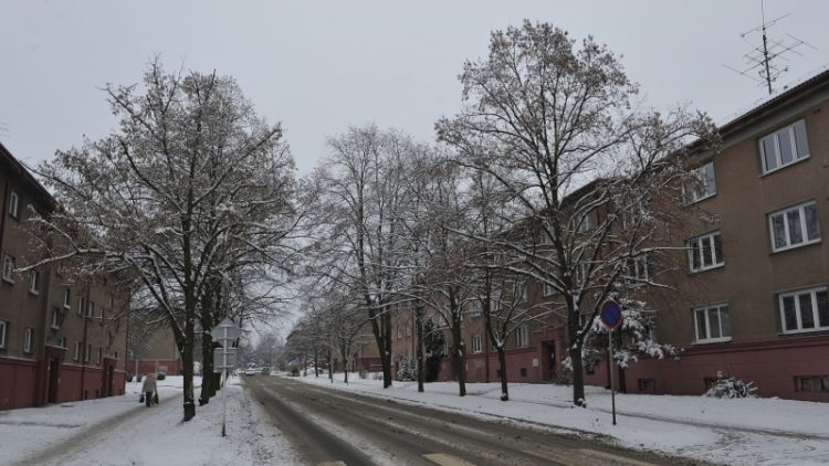 Silnice pokrývá rozbředlý nebo ujetý sníh