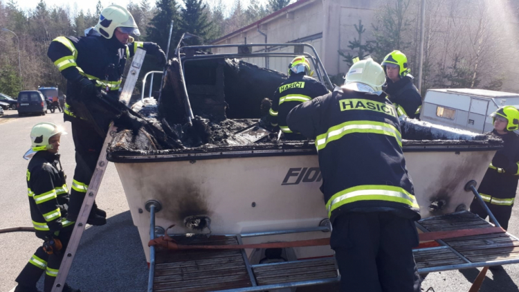 Hasiči dnes zasahovali u požáru lodi, dvě osoby skončily na popáleninovém centru