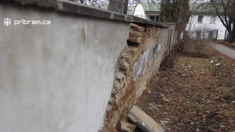 Posun v kauze hřbitovní zdi: Stavební úřad vyzval farnost k opravě