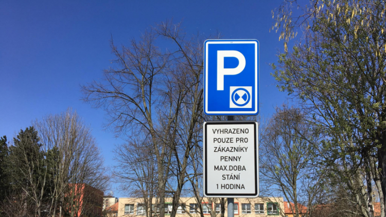 Na některých parkovištích je možné zaparkovat pouze na hodinu