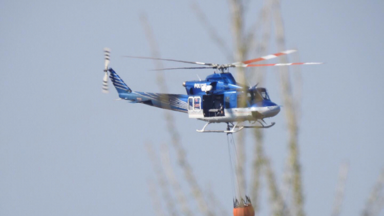 Hasiči bojují s požárem lesa, na pomoc povolali vrtulník s bambi vakem