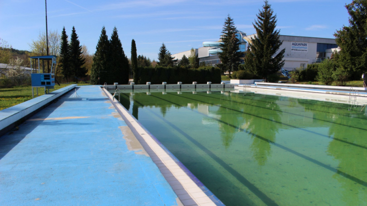 Začátkem května se bude napouštět venkovní bazén. Od června bude otevřen