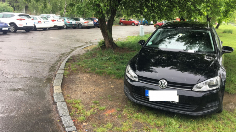 Foto dne: Málo parkovacích míst trápí nejednoho řidiče