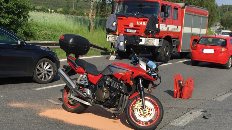 Aktuálně: Po střetu osobního auta s motorkářem je omezen provoz u Milína